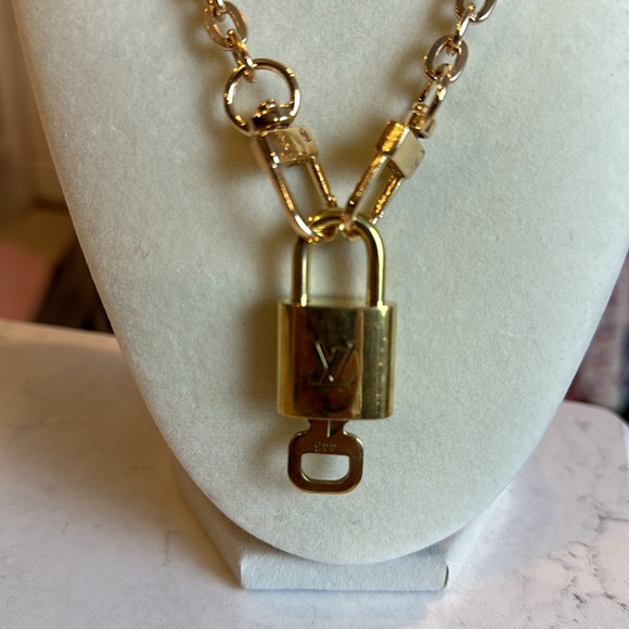 Authentic Louis Vuitton lock & key #443 with unbranded gold tone chain necklace - Picture 2 of 4